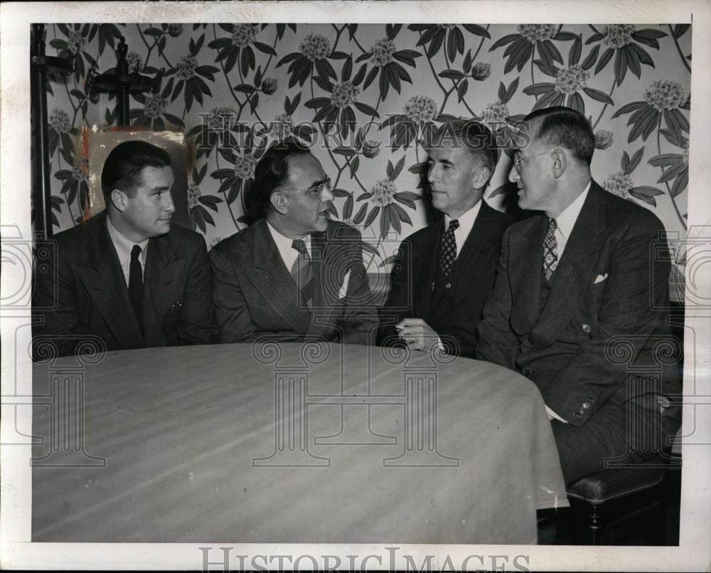 1946 Press Photo Western Electric Employees Threaten Strike in Commodore Hotel - Historic Images