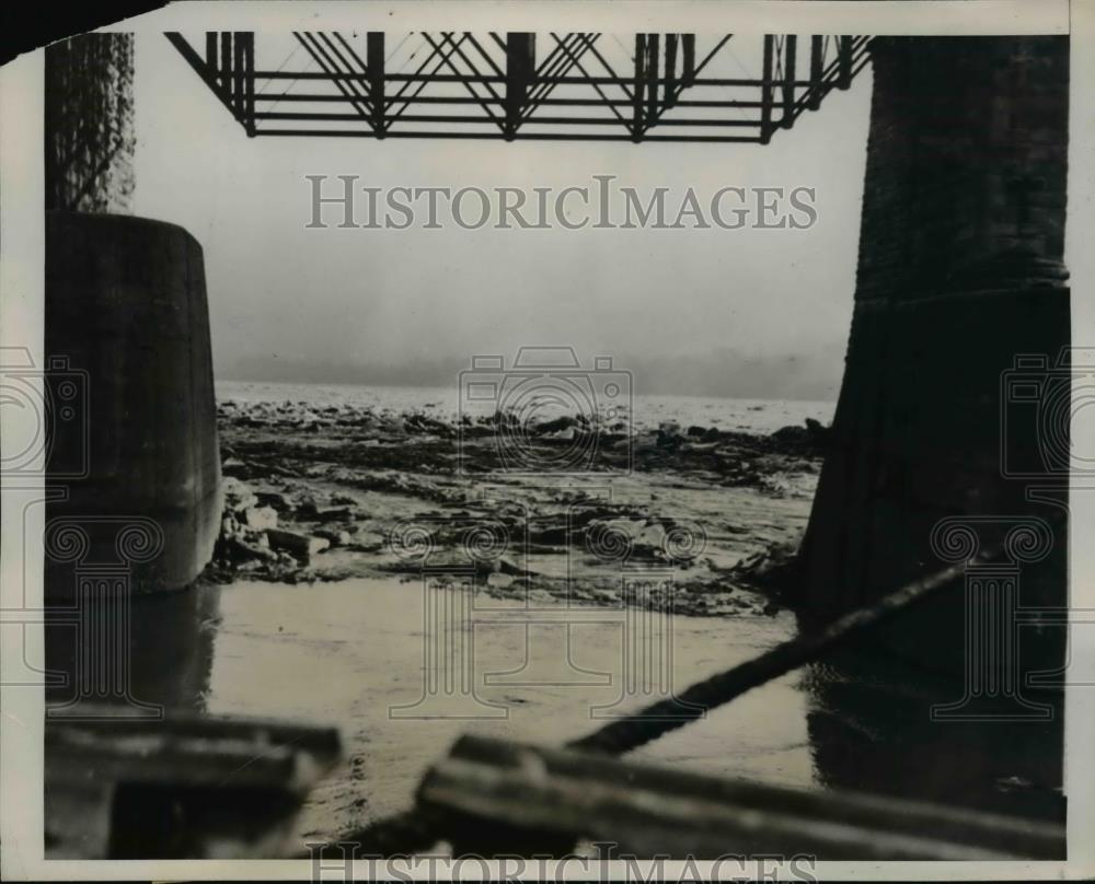 1940 Press Photo Warm Weather Causes Ice to Pile and Destroy Small Barges - Historic Images