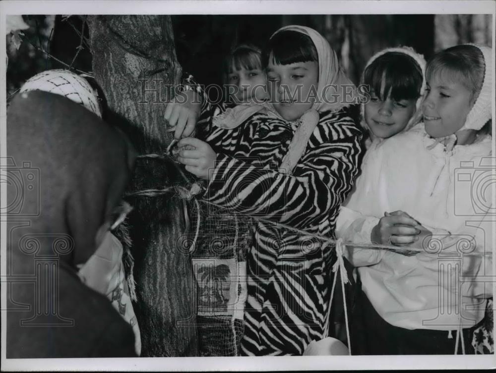 1965 Press Photo Girl Scout Troop 496 Halloween Outing, Columbia Station, Ohio - Historic Images