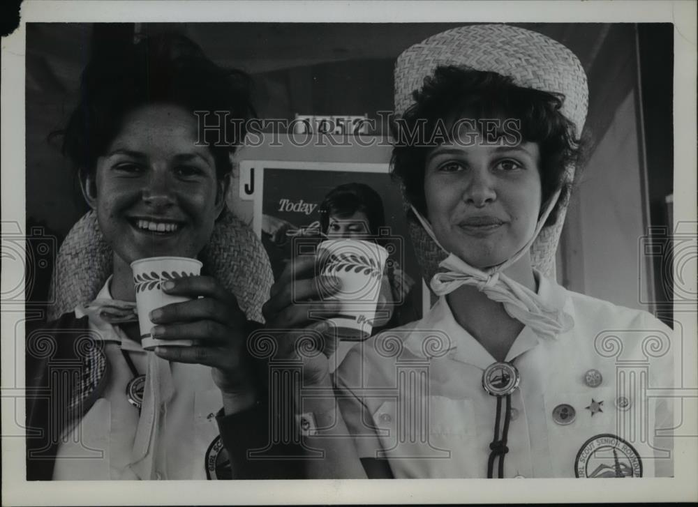 1962 Press Photo Marilyn Halsey, Barbara Gray at Girl Scout Roundup, Vermont - Historic Images