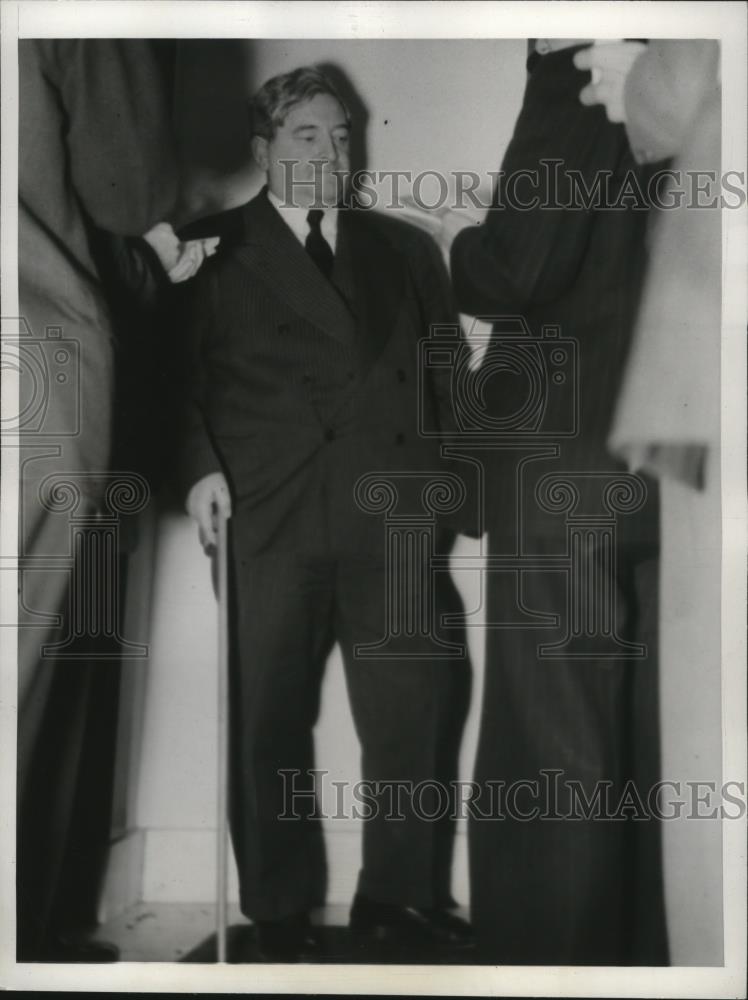 1941 Press Photo James Dewey Stands With Cane as He Talks to Reporters - Historic Images