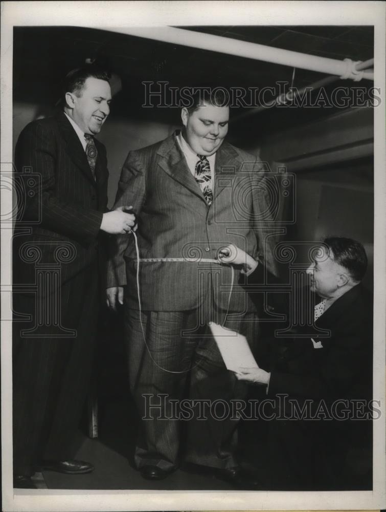 1946 Press Photo Senator Clifford Krueger of Wisconsin Measured for Chair - Historic Images