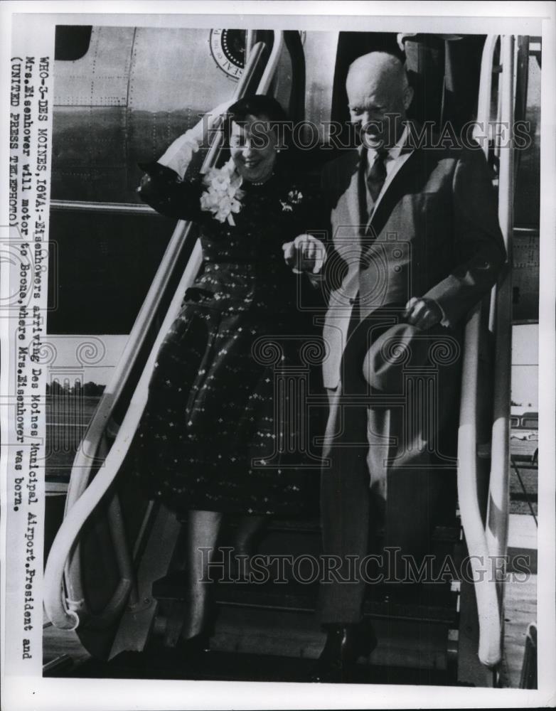 1956 Press Photo Dwight Eisenhower at Des Moines Municipal Airport, Iowa - Historic Images