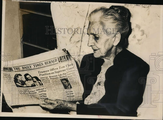 1949 Press Photo Mrs William Clark Reads of Son Tom Clark's Supreme Court Offer - Historic Images