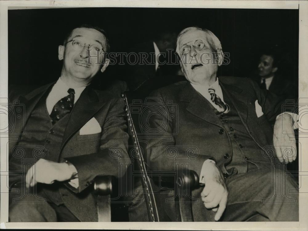 1934 Press Photo Samuel Insull chat with Bailiff James Z. Gabriel in Chicago - Historic Images