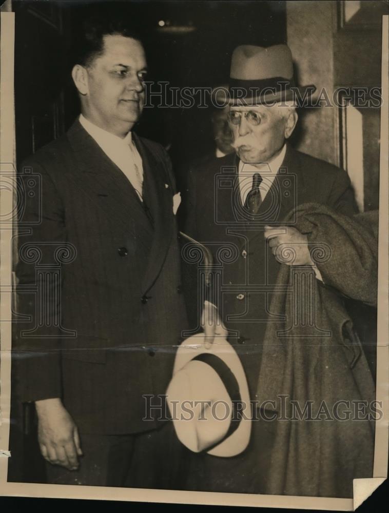 1934 Press Photo Attorney Floyd Thompson & Samuel Insull Leaving Courtroom - Historic Images