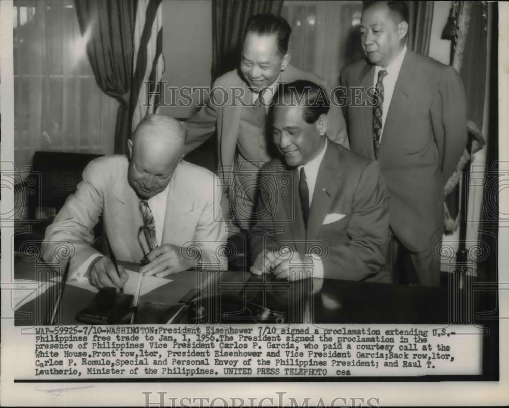 1954 Press Photo Pres Eisenhower Signs Proclamation Extending U.S. Free Trade - Historic Images