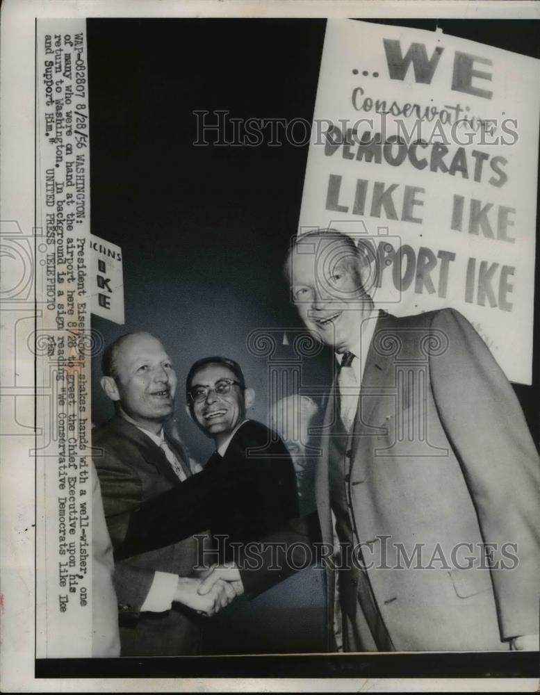 1956 Press Photo Dwight Eisenhower Greets Crowds at Washington Airport - Historic Images