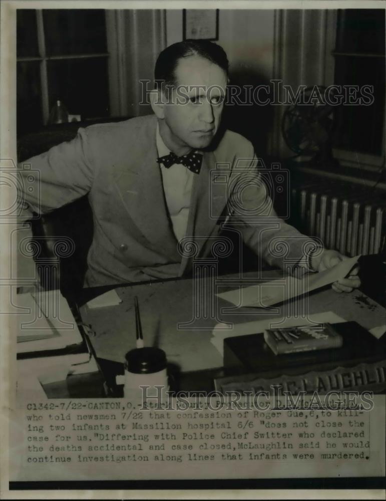 1947 Press Photo Prosecutor D.D. McLaughlin Talks to Press on Roger Gue Murders - Historic Images