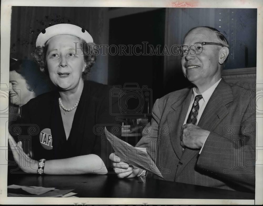 1952 Press Photo Robert Taft. Mrs Preston Davie at Women&#39;s Press Conference - Historic Images