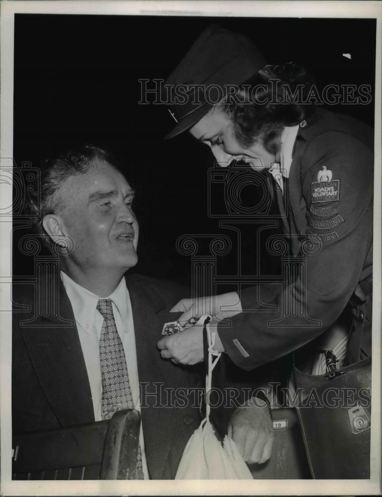 1944 Press Photo Bruce Barton Gets Buttonholed by Mrs. Arnold Roberts at Con. - Historic Images