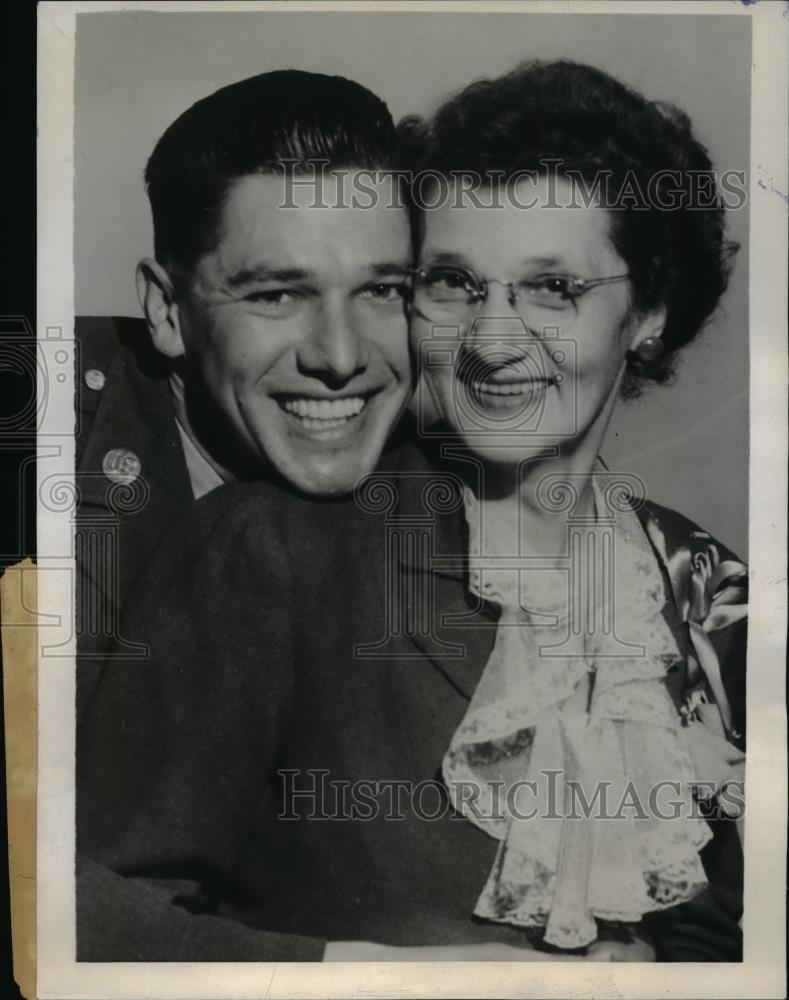 1944 Press Photo Cpl George McDaniel & 1944 Chin Up Mother Mrs McDaniel - Historic Images