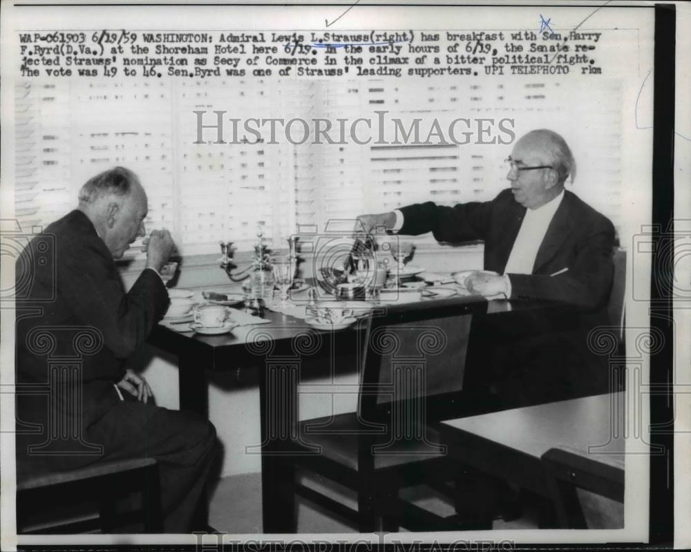 1959 Press Photo Adm.Lewis L.Strauss having breakfast with Sen.Harry F. Ryrd - Historic Images