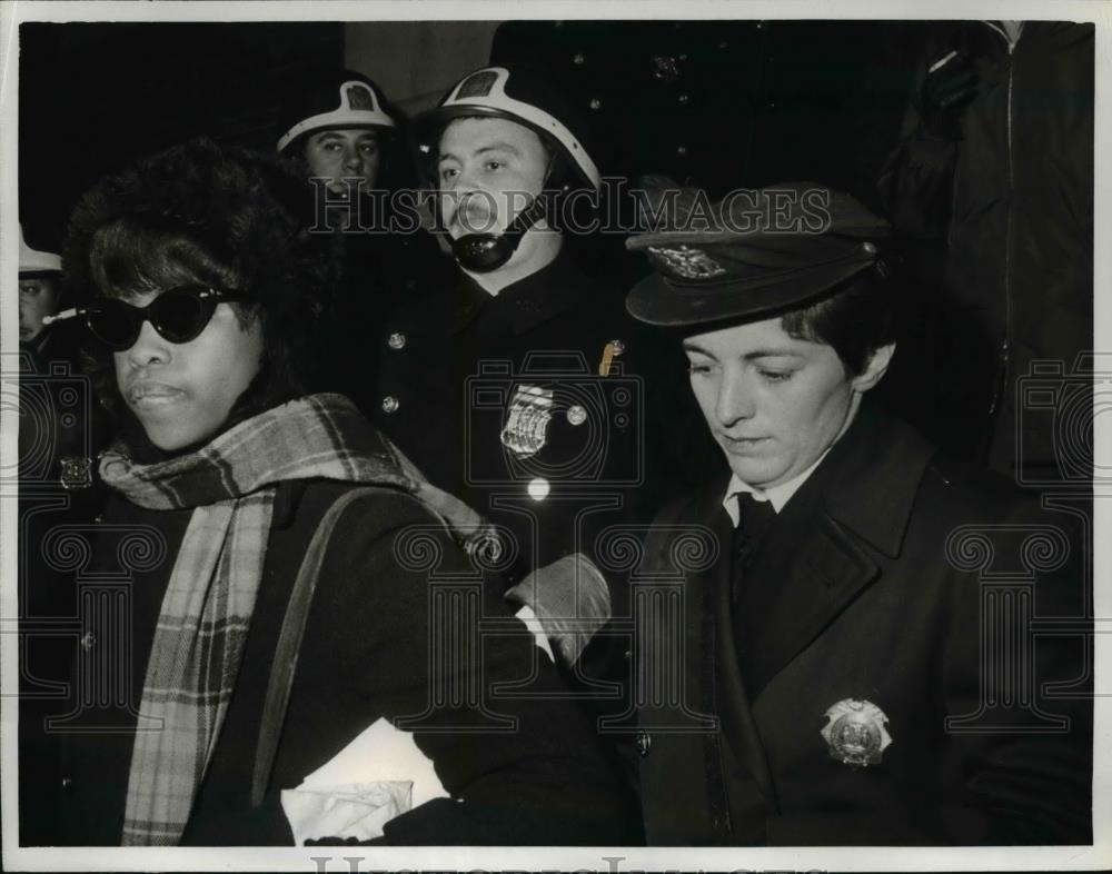 1968 Press Photo Sit-Down Strikers Escorted from Public School 39, New York - Historic Images