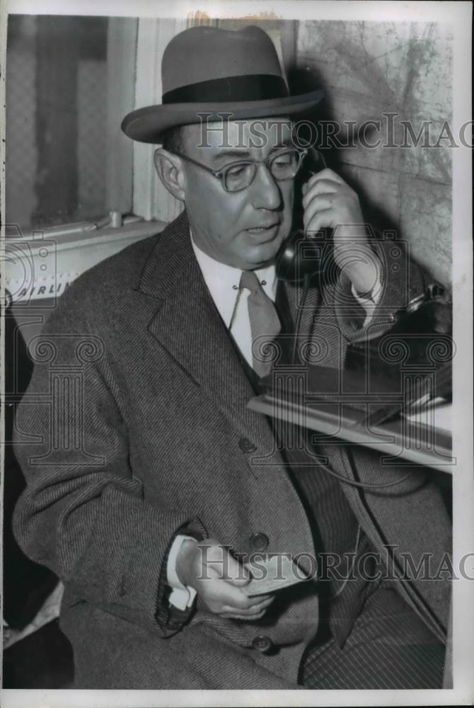 1955 Press Photo Adlai Stevenson Using Phone at Meigs Airport, chicago - Historic Images