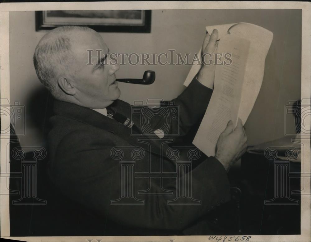 1939 Press Photo J. Parnell Thomas Looking Over Copy of Resolution He Introduced - Historic Images