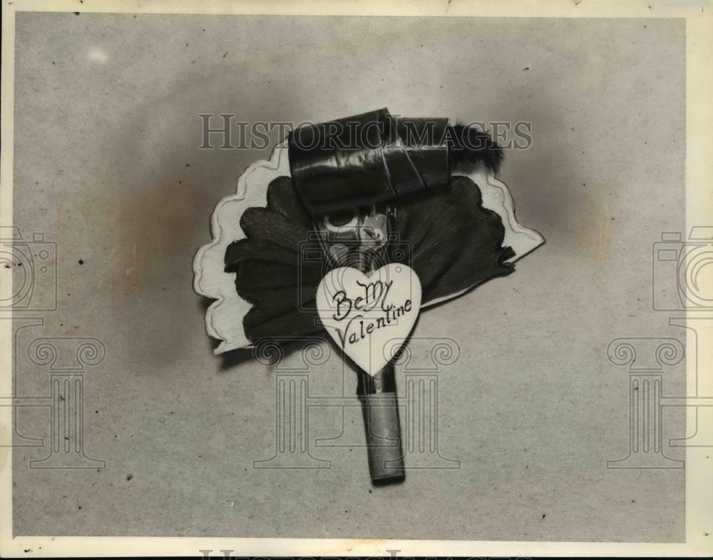 1935 Press Photo Be My Valentine Hand Fan - nef45868 - Historic Images