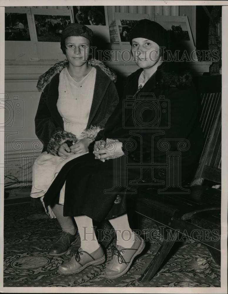 1940 Press Photo June Lapp &amp; Mother Mrs. Roy D. Lapp at Senate Mirant Hearing - Historic Images