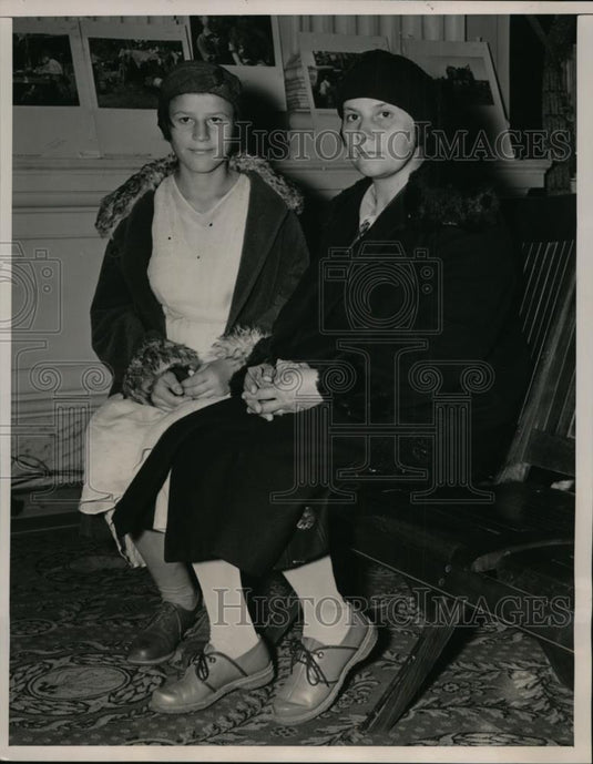 1940 Press Photo June Lapp & Mother Mrs. Roy D. Lapp at Senate Mirant Hearing - Historic Images