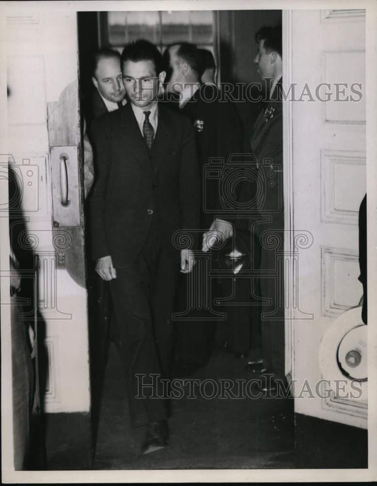 1934 Press Photo John F. Cvaniga Leaving Yorkville, New York Court Arraignment - Historic Images