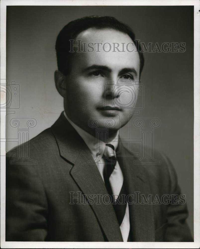 1957 Press Photo Mr Daniel W Shaps of The Halle Brothers Company - nef46222 - Historic Images