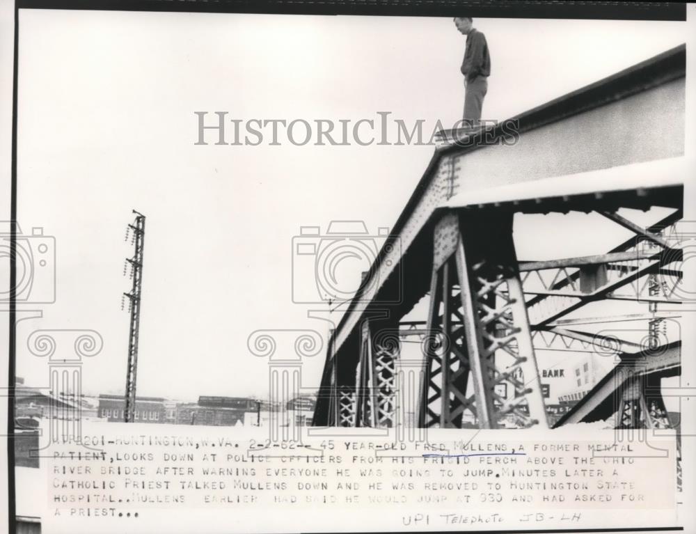 1962 Press Photo Fred Mullens Looks at Officers From His Perch Over Ohio River - Historic Images