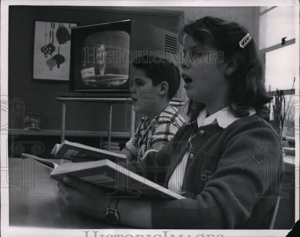 1956 Press Phot Kenny Mann & Patsy Huffman Take Part in Singing Lesson at School - Historic Images