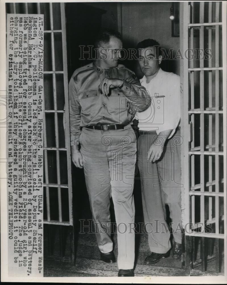 1947 Press Photo Herbert C Hebb Led Back to Jail Convicted of Assault & Battery - Historic Images