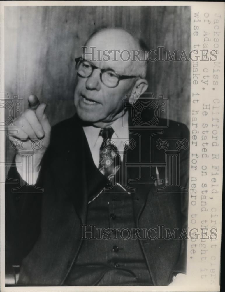 1946 Press Photo Unidentified Male on Court Stand - nef46420 - Historic Images
