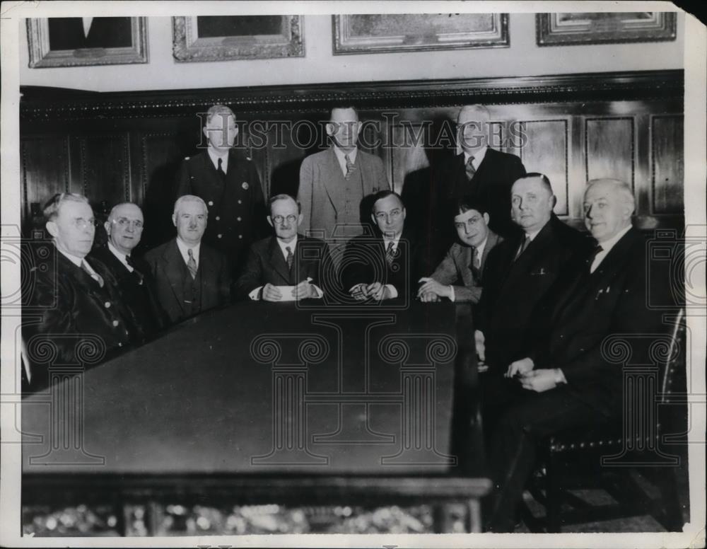 1934 Press Photo Mayor J.Hampton Moore with Respective Arms of Law and Order - Historic Images