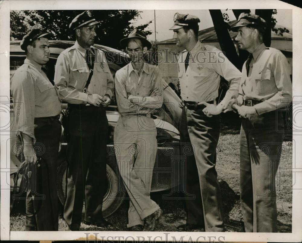 1947 Press Photo Hollie Hurn Confers with Highway Patrolmen Regarding Search - Historic Images