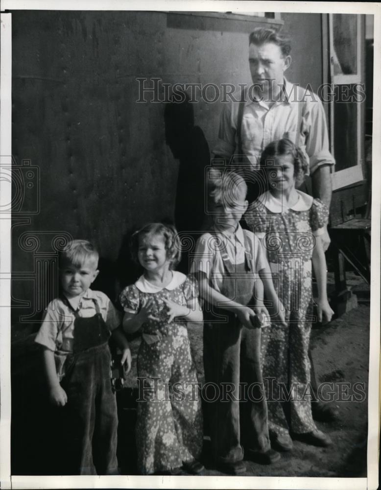 1940 Press Photo R.F. Vale is Known for Having 4 of His 5 Children Born in Home - Historic Images