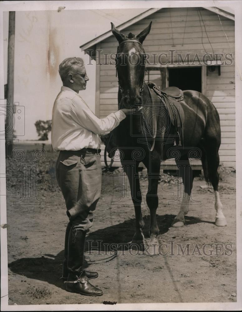 1936 Press Photo Gov.Alfred M.Landon of Kansas with his horse Sye - nef48118 - Historic Images