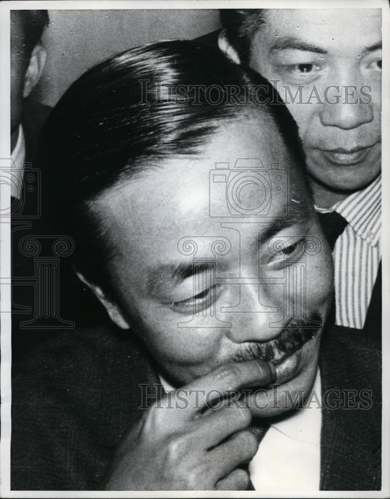 1968 Press Photo Vice-President Nguyen Cao Ky Answers Newsmen Questions in Paris - Historic Images