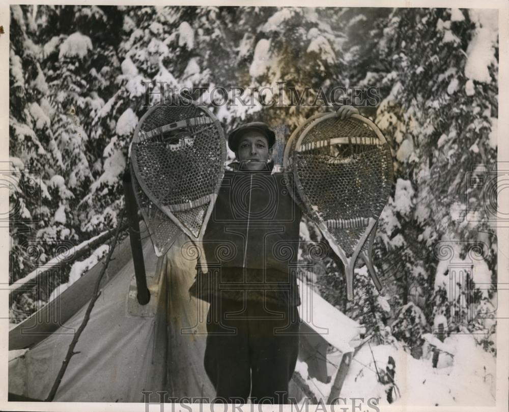 1938 Press Photo Girard Ebacher Showing  the Only Snowshoes For Lost Party - Historic Images