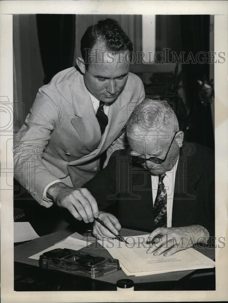 1939 Press Photo Vice Pres John Nance Garner Signed Last Bills That Were Passed - Historic Images