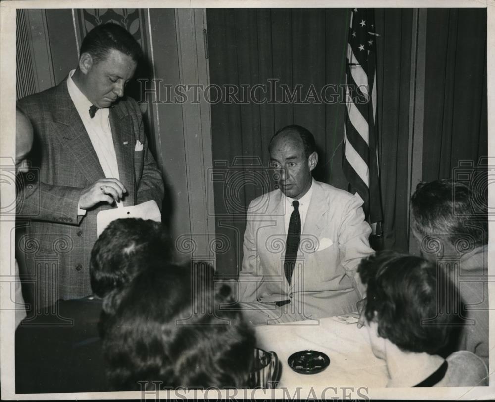 1953 Press Photo Gov.Adlai Stevenson holds Press Conference at Springfield Ill. - Historic Images