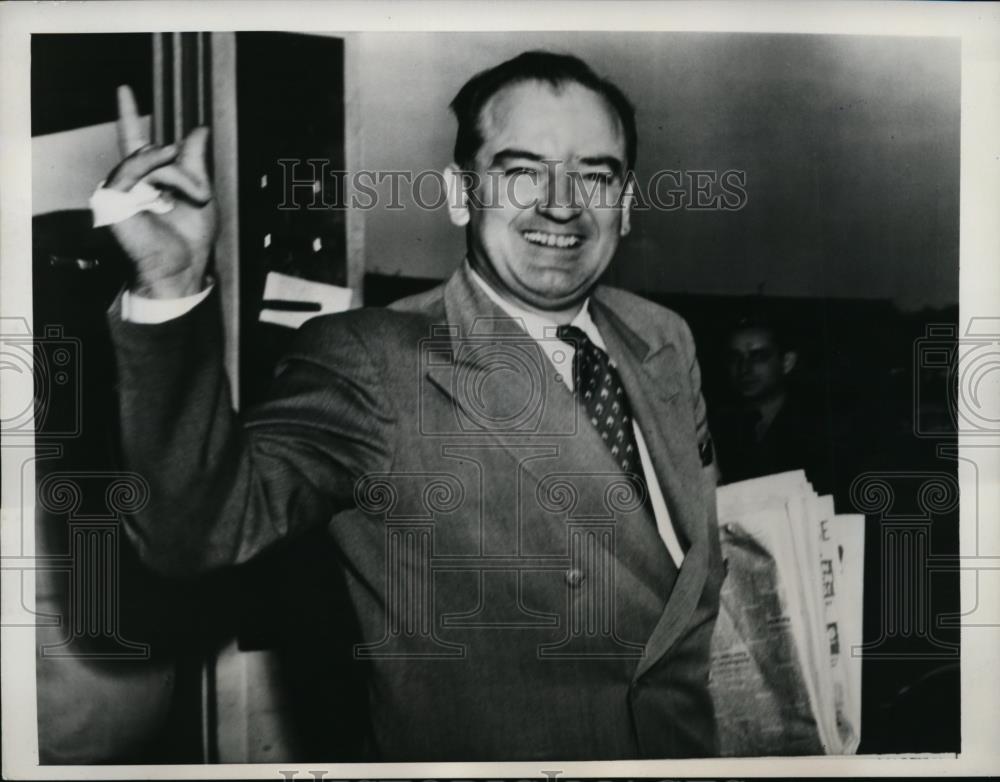 1954 Press Photo Sen McCarthy Shown Returning to Wash From Speaking Engagements - Historic Images