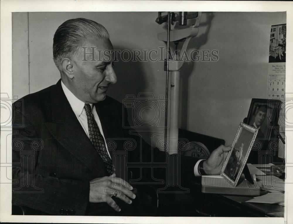 1943 Press Photo Psychologist/Lecturer Vitali Negri w Picture of Child - Historic Images