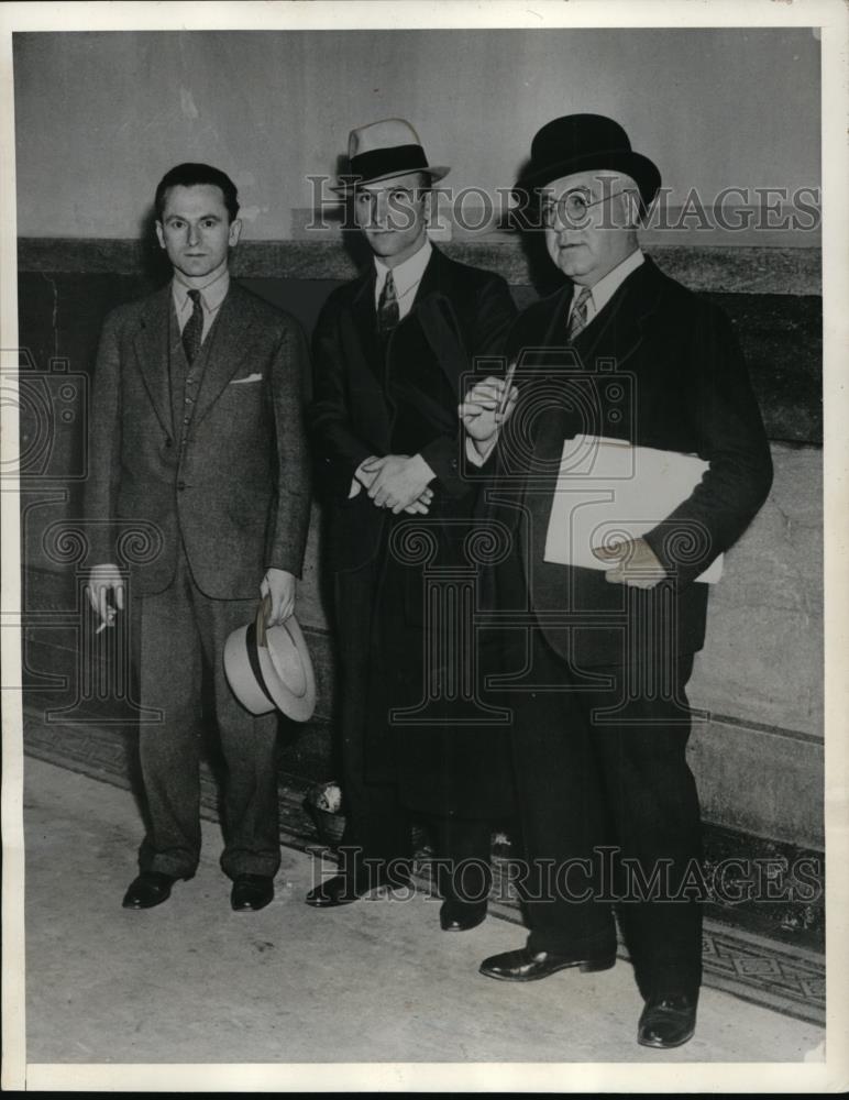 1934 Press Photo &quot;Framed&quot; Herman Pasha Walks Out of Courtroom a Free Man - Historic Images