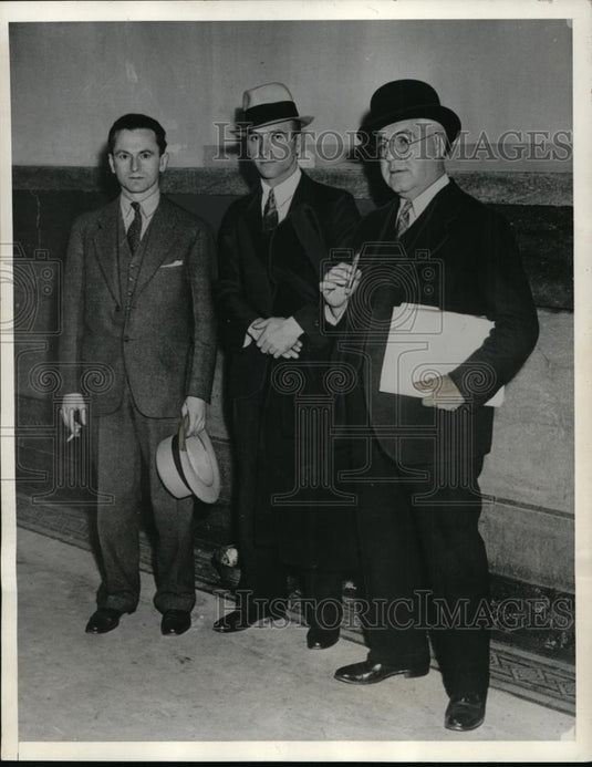 1934 Press Photo "Framed" Herman Pasha Walks Out of Courtroom a Free Man - Historic Images