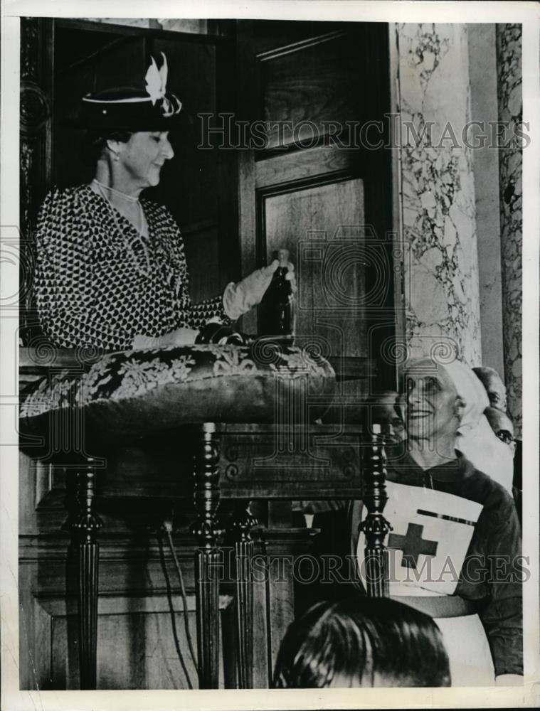 1941 Press Photo Lady Willingdon with 1815 Waterloo Brandy at Red Cross Auction - Historic Images