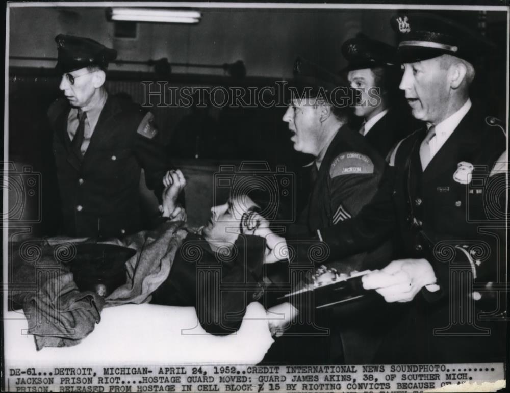 1952 Press Photo Guard James Akins, Injured in Jackson Prison Riot in Detroit - Historic Images