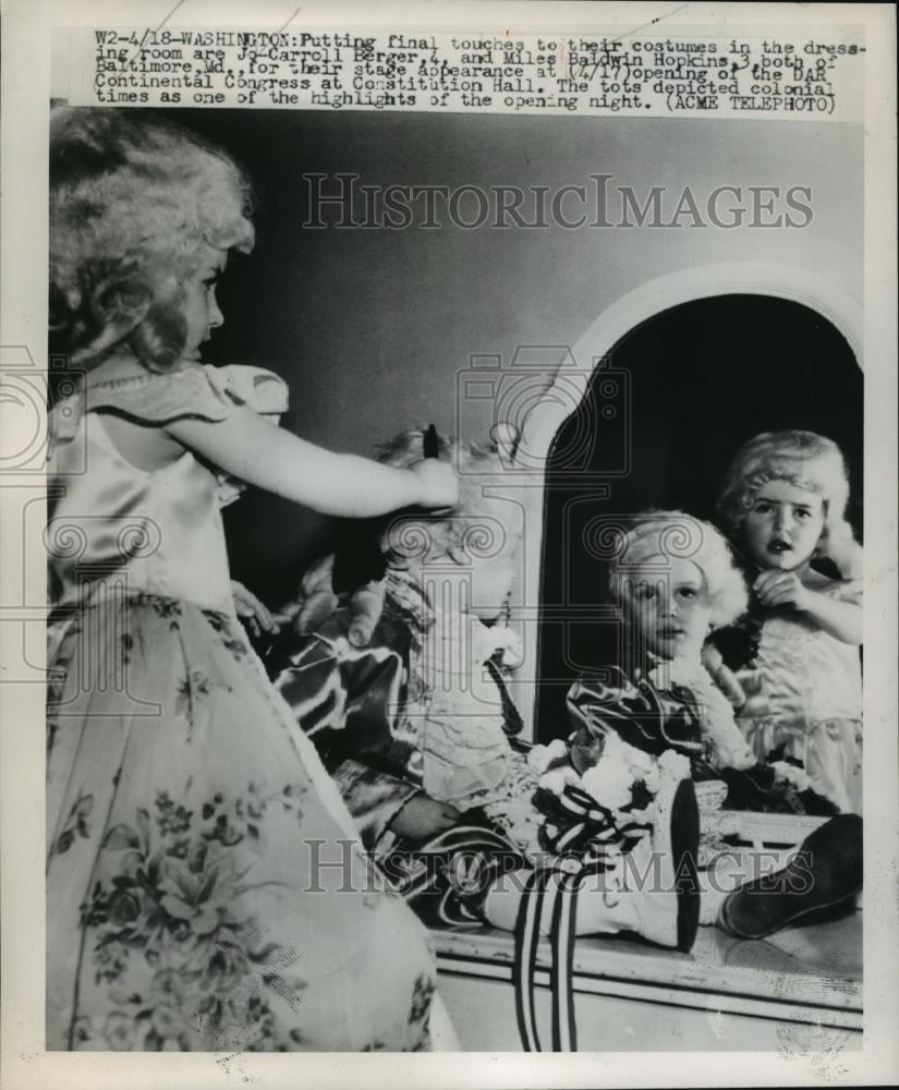 1950 Press Photo UAR Continental Congress Child Performers in Dressing Room - Historic Images