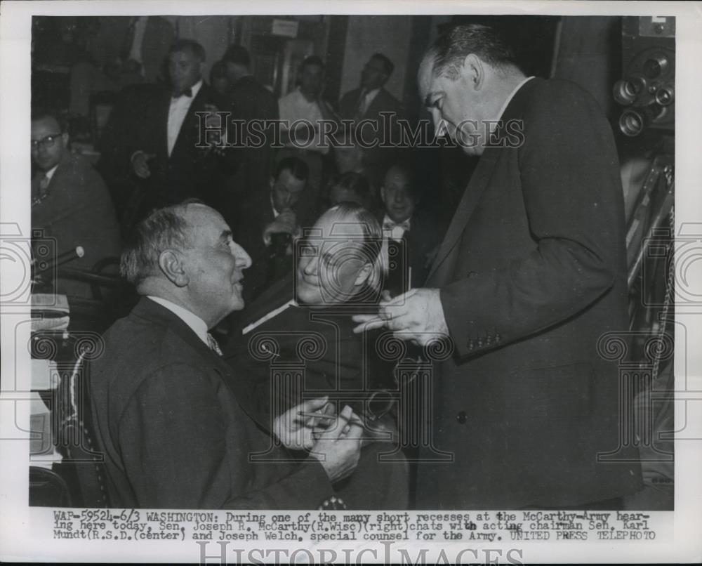 1954 Press Photo Sen McCarthy Chats with Sen Karl Mundt & Joseph Welch - Historic Images