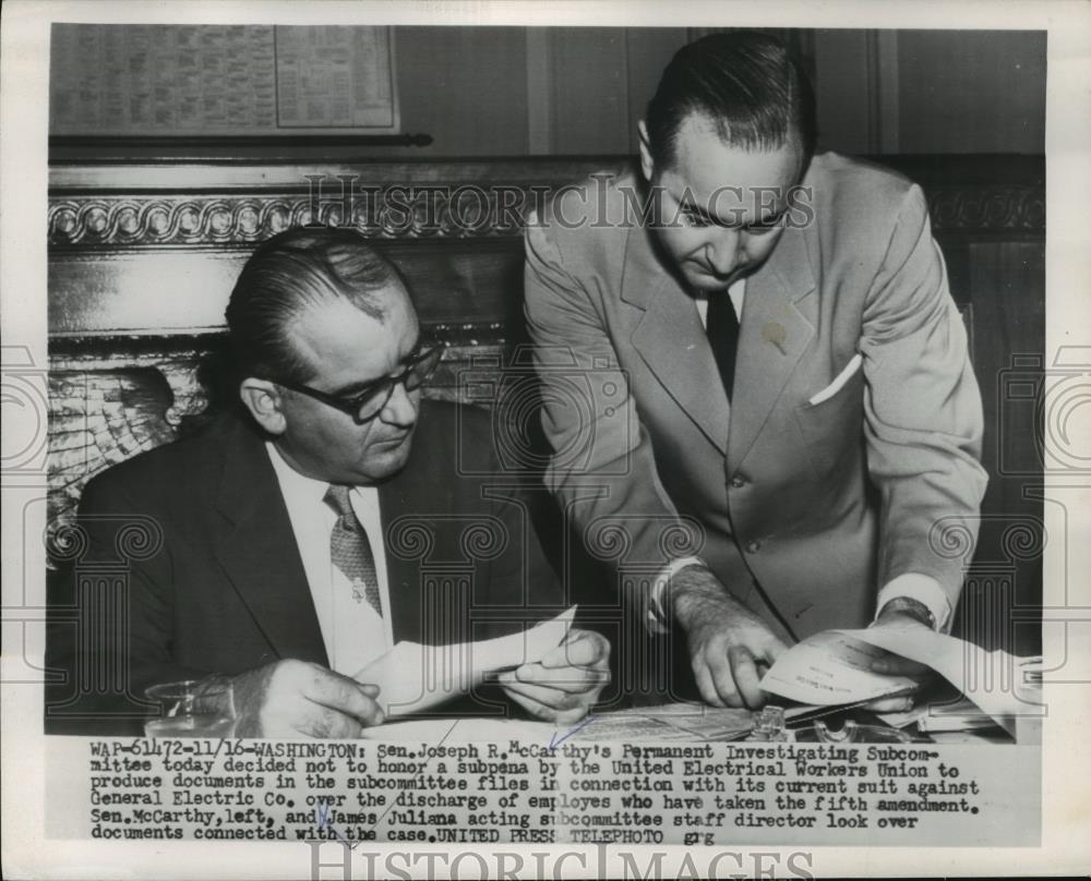 1954 Press Photo Senator Joseph McCarthy, James Juliana discuss GE Case - Historic Images