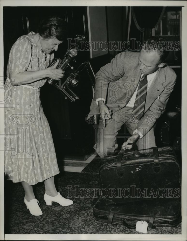 1939 Press Photo Mrs John Garner Turned the Tables on Cameramen - nef51467 - Historic Images