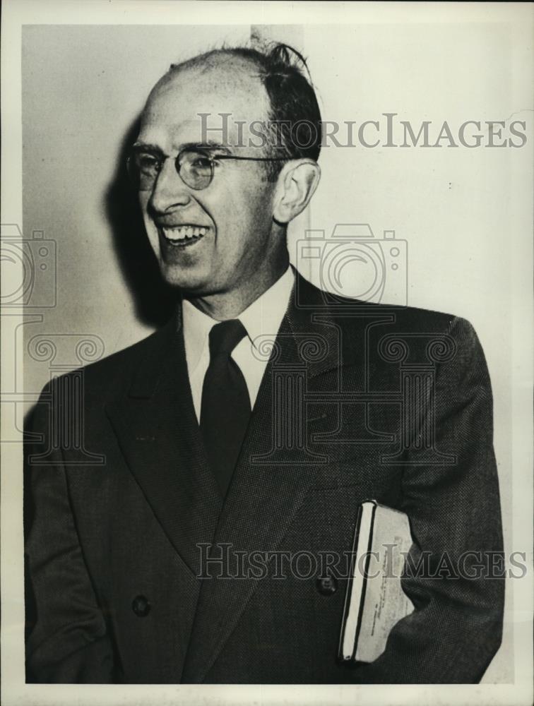 1956 Press Photo Thomas W.B. Smith Geologist for Gulf Oil Corp. Thefts - Historic Images