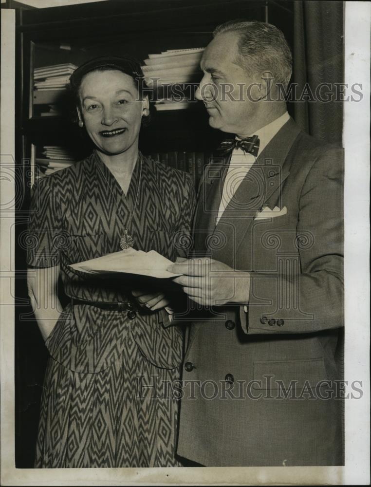 1956 Press Photo Mrs. Margaret Powell wins lawsuit against trolley company - Historic Images