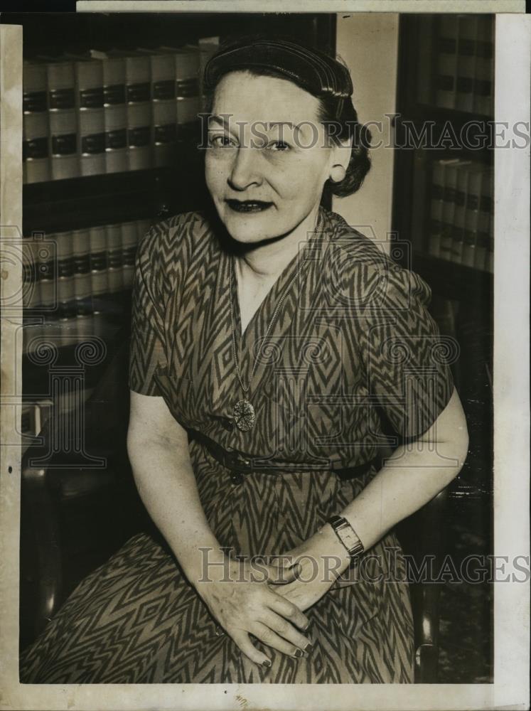 1956 Press Photo Mrs. Margaret Powell wins lawsuit against trolley company - Historic Images